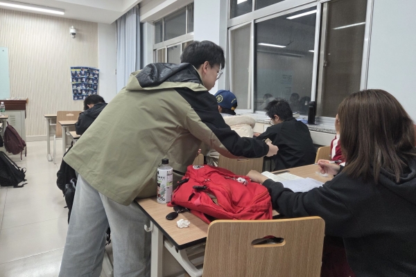 图二 学习部志愿者为同学们发放封口贴.jpg