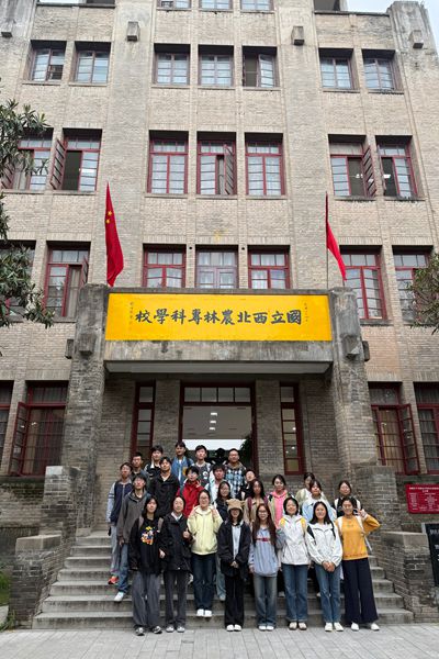 图一  同学们在校史馆门口合影.jpg