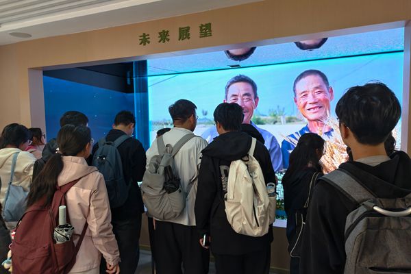 图五  同学们看未来校园展望未来.jpg