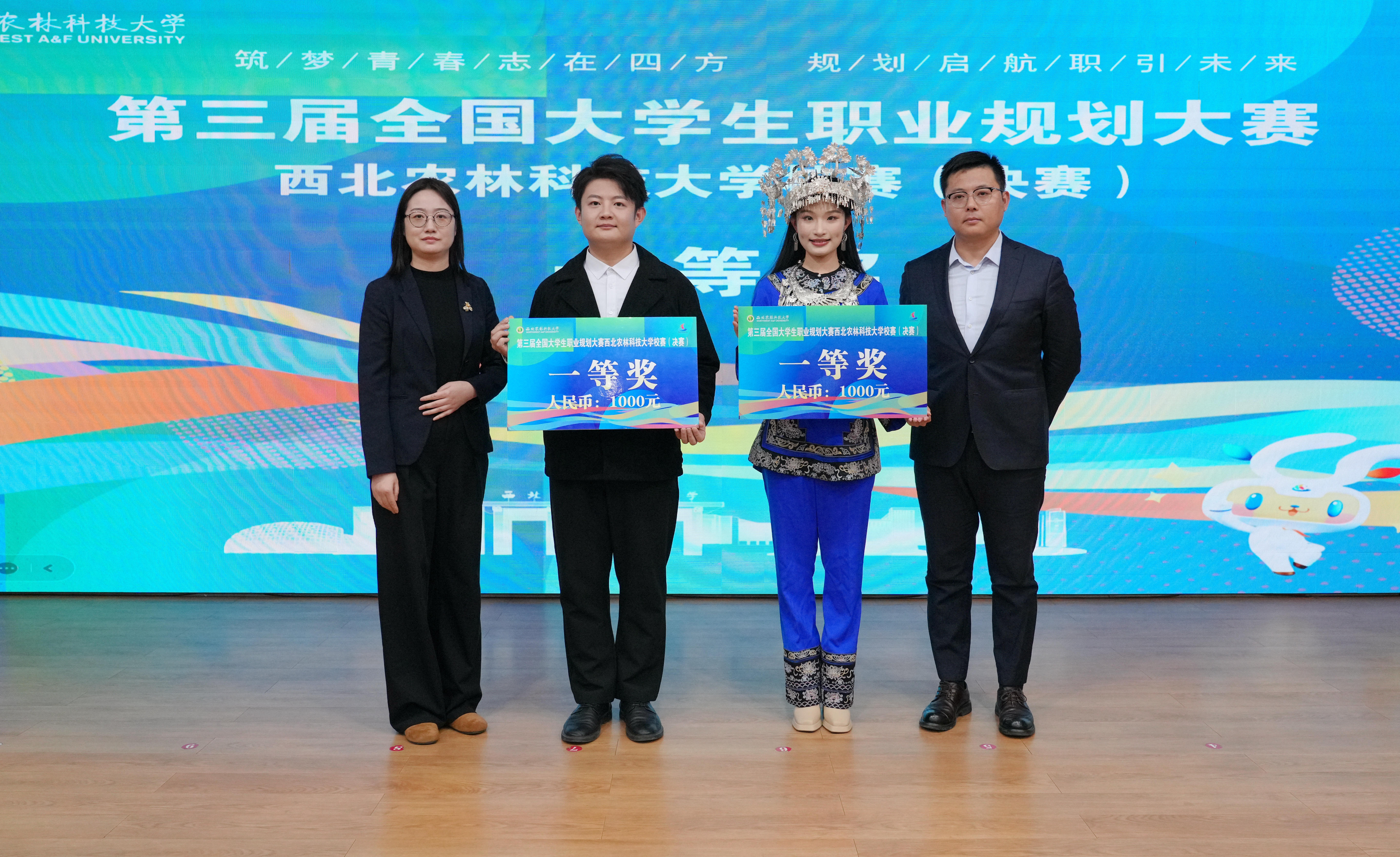 07与会嘉宾为荣获一等奖的学子颁奖_副本.jpg