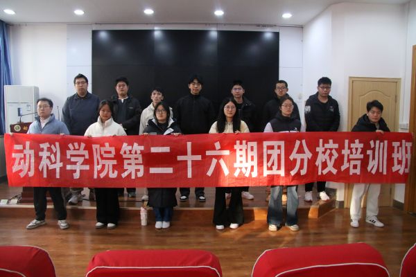 图三 同学们合影留念.JPG