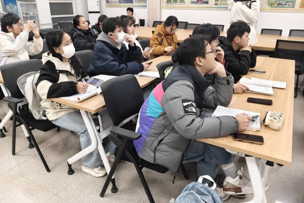图二 同学们认真学习老师们讲解的内容.jpg
