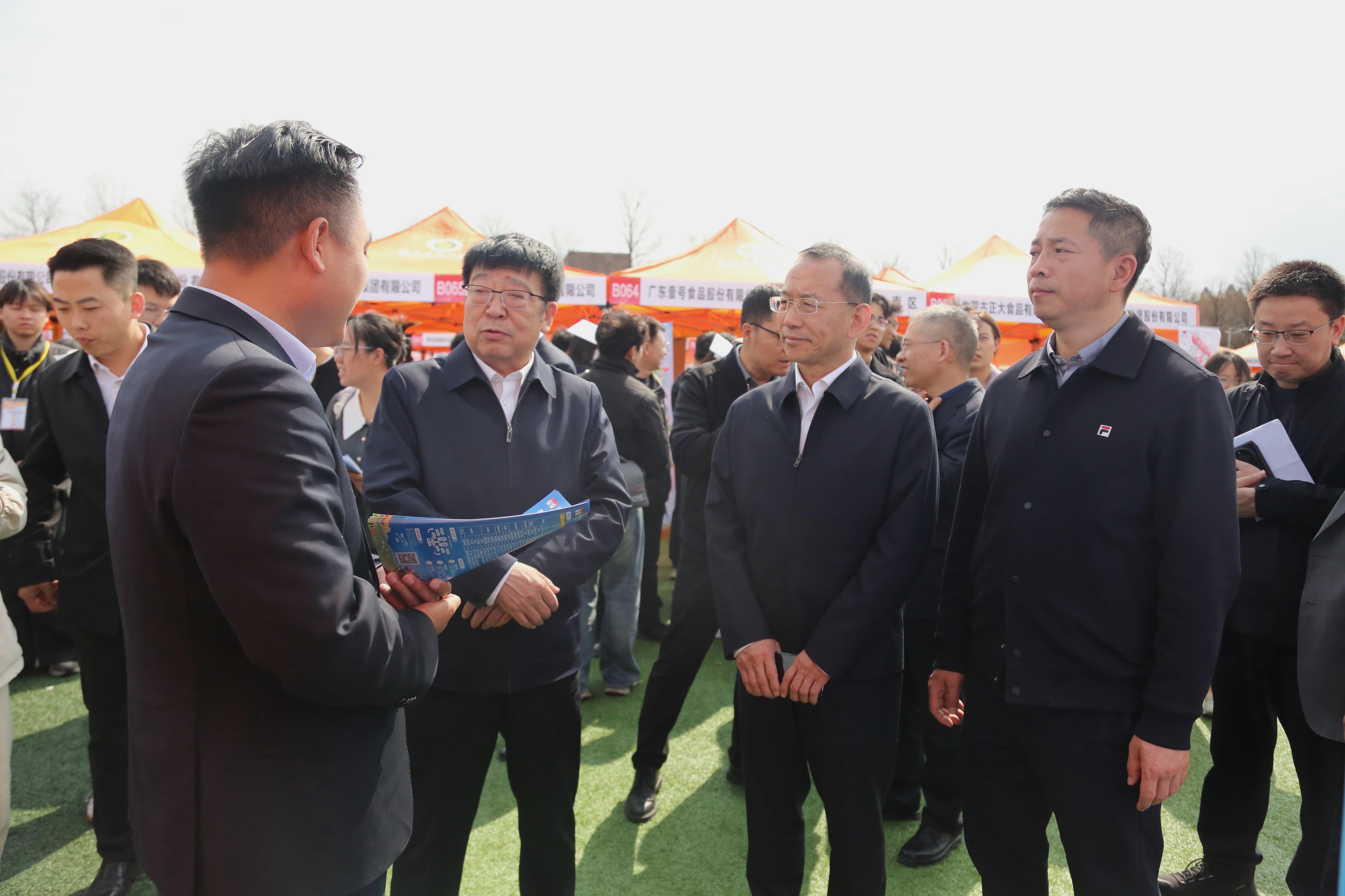 1.校长吴普特一行与参会企业代表交流.jpeg