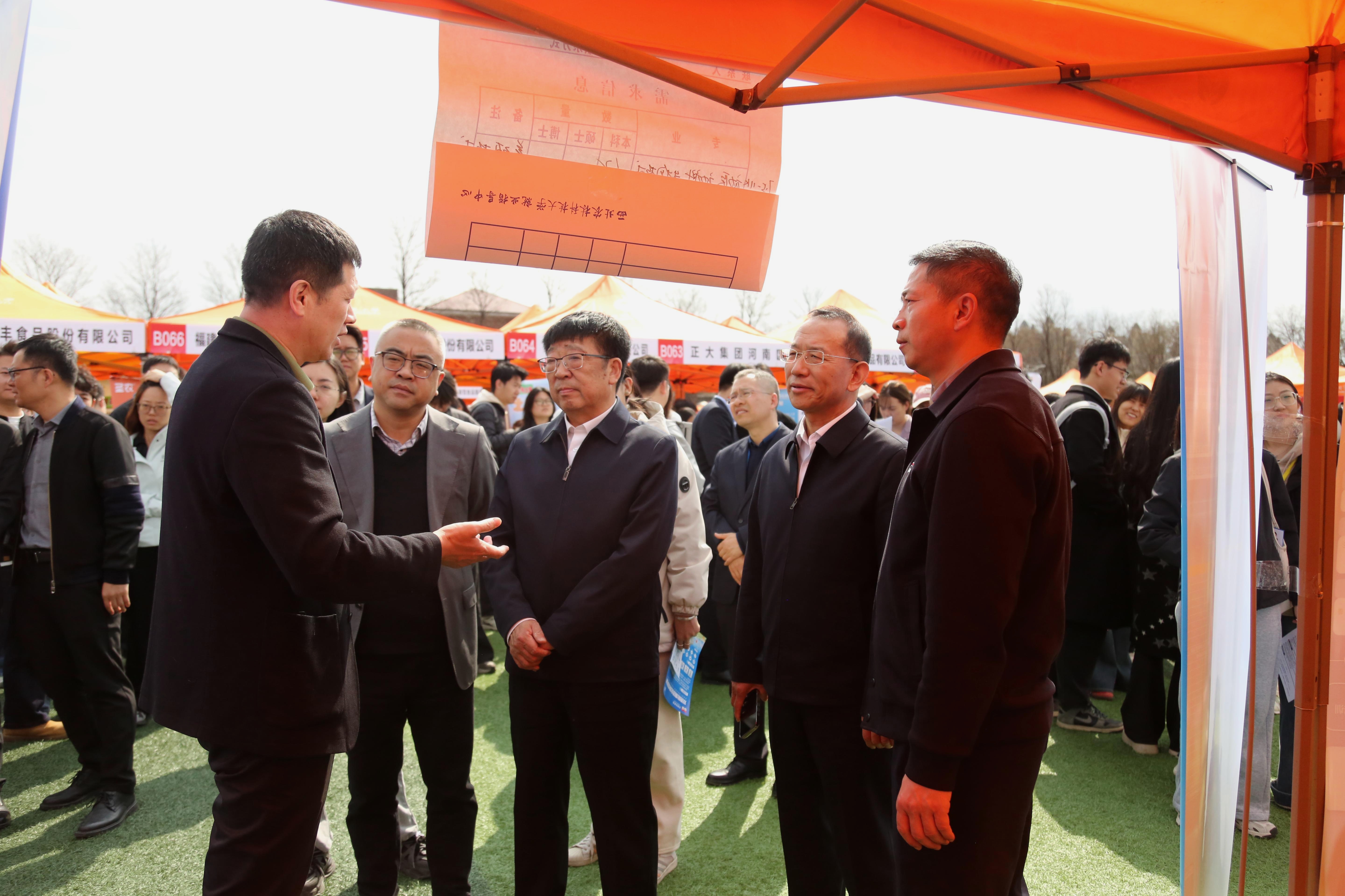 1.校长吴普特一行与参会企业代表交流(2).jpeg