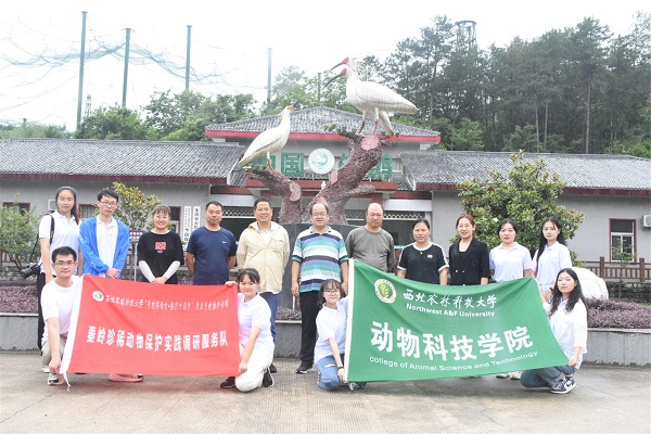 d2d0dc1e936048ffbc2ef19fe4b27db8.jpg 图3 实践队朱鹮园合影.JPG