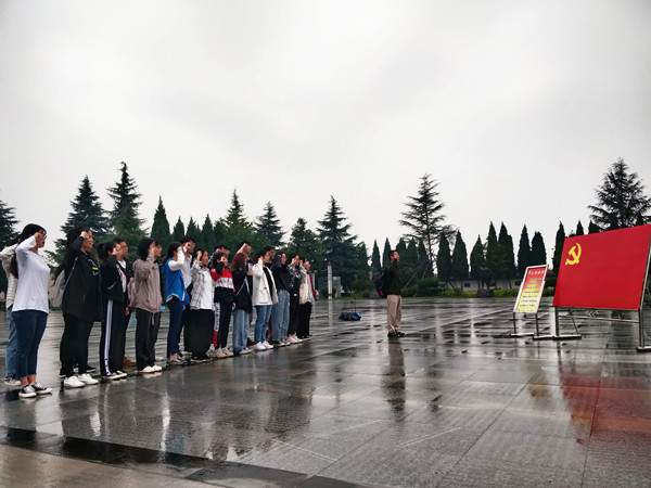 6abade6858b14b38bf8e538e3a4aa357.jpg 重温入党誓词_副本.jpg