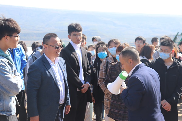 0cbbbb91084b45099558fd6ae2ef157b.jpg 参观现代化养殖场.jpg