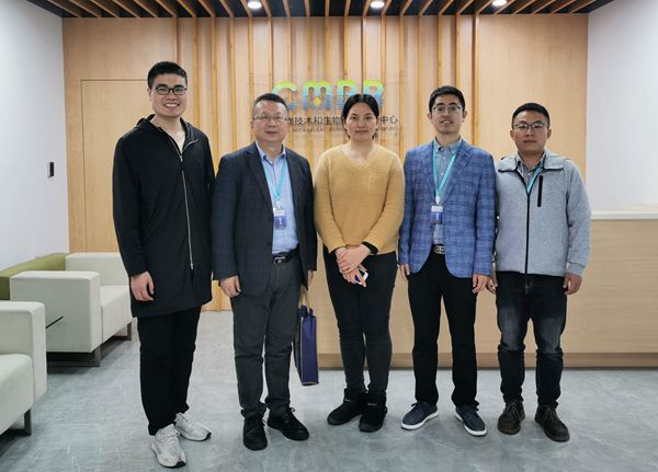 8bd68fea654749c6ab69fbc78753db2f.jpg 与水生所学习的kaiyun官网入口毕业学子马明洋同学合影_副本.jpg