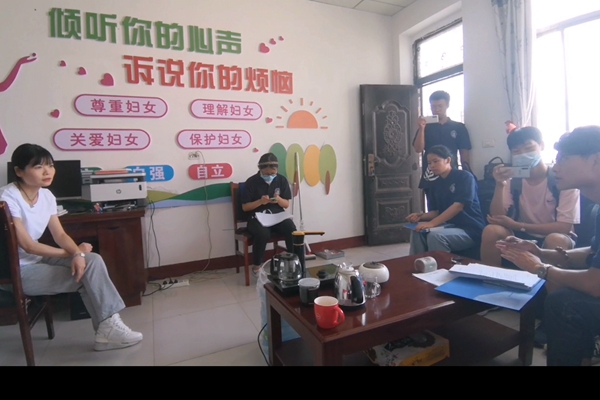 58bf3b2c489242f7af1398331f1d3d8e.jpg 驻村第一书记与队员进行交流.jpg