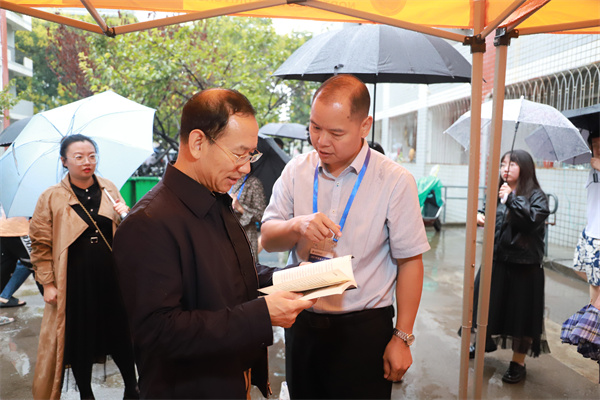 11b679e41f7a40acb99e22996b212f44.jpg 校党委副书记闫祖书视察开云kaiyun官方网迎新准备工作.jpg