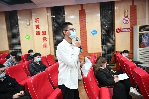 b78f67e44aaa41328160dce70238ca17.jpg 同学们积极提问.jpg