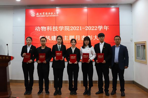 e1ccfef7f8fe43b293025f9a5f7f9d86.jpg 学生颁奖_副本.jpg