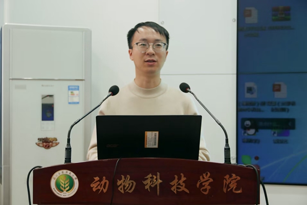 36ed2a3a1b0345e1912b170b30bda5c0.jpg 辅导员张宇讲话.jpg