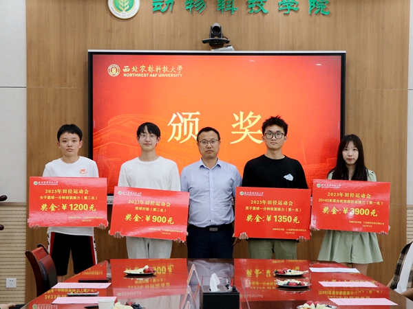 06941cf7f7b145348fefdff52d85f024.jpg 王力为趣味运动获奖运动员代表颁奖.JPG