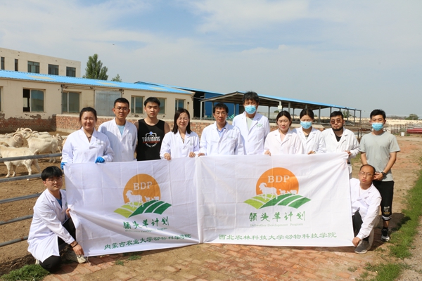 b6cb6566714e4298bbcf5540ecaa34c3.jpg 图三 队员与内蒙古农业大学动物科学学院学生合影.JPG