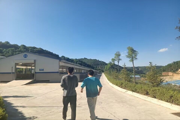 af5a1cce690d4b1cac6f8715bcc4f119.jpg 服务队调研湖羊繁育基地不同羊舍.jpg