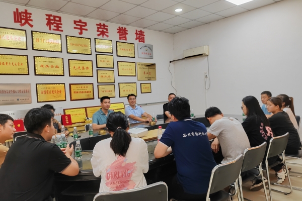 5fdbc2dec57042f6b503fd274d23d211.jpg 队员胡海涛与程宇牧业王尚瑞总经理沟通交流.jpg