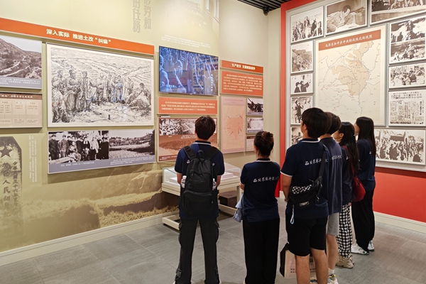 cf18692922b84648baca987abe30ae75.jpg 图片三 成员学习展馆内革命历史.jpg
