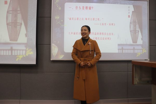 图二:刘威老师现场示范正确发声方式并让同学们亲自尝试.JPG