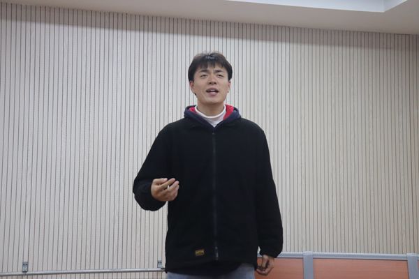 图三:主持队同学朗诵《春》.JPG