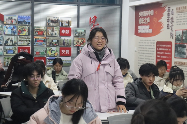 图三,同学们积极讨论分享人生故事.JPG