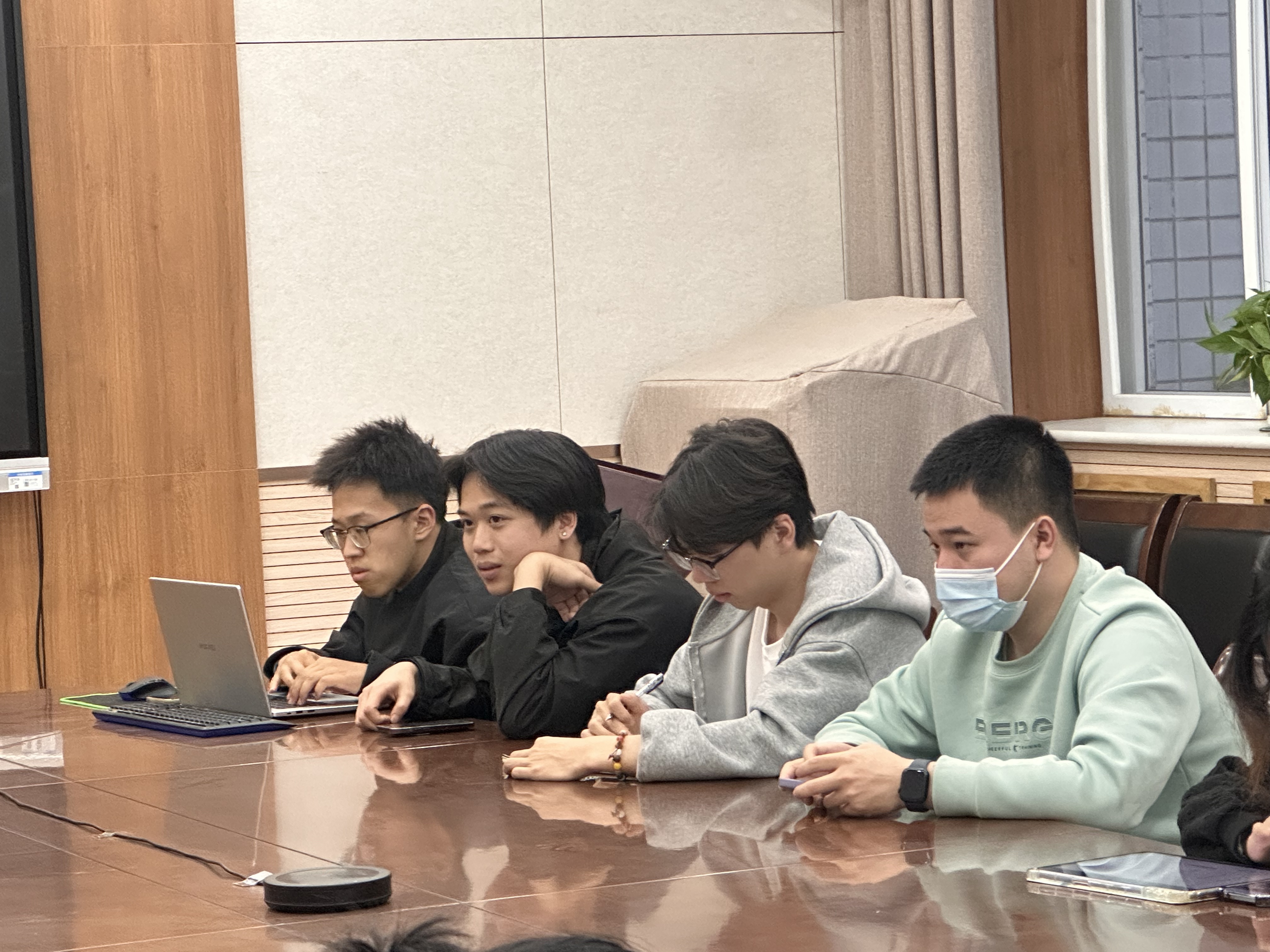 同学们积极讨论相关问题.jpg