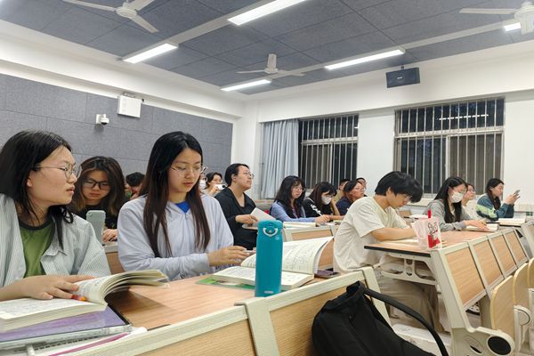 同学们认真聆听.jpg