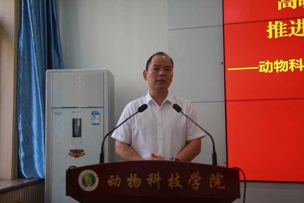图二:曹军会书记结合农业强国建设规划,为同学们讲授团课核心要义.jpg
