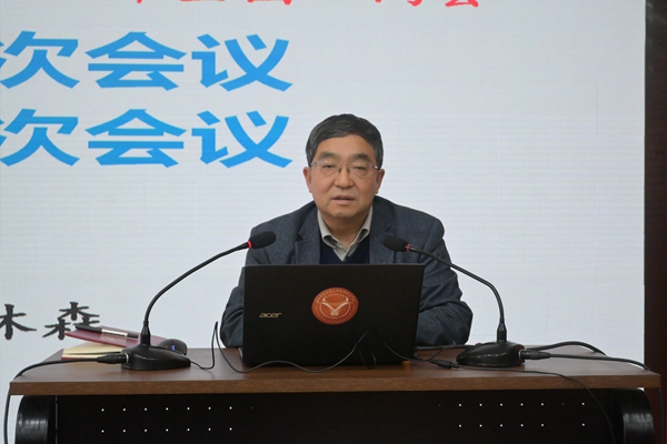 图一 昝林森老师进行全国“两会”精神宣讲.JPG